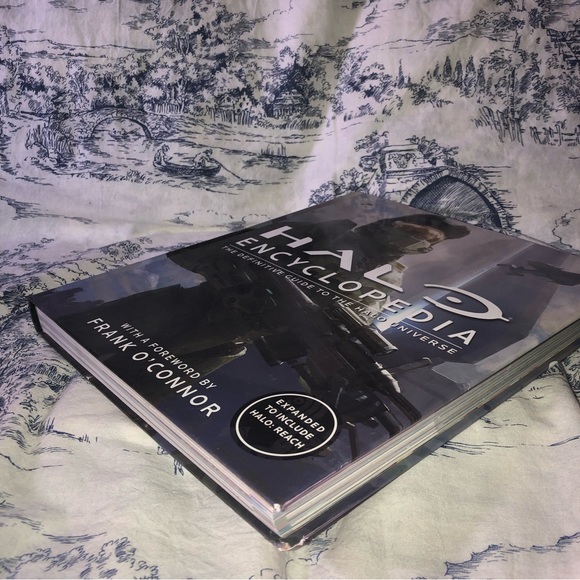 Halo Encyclopedia: The Definitive Guide to the Halo Universe by DK Publishing. - Picture 4 of 7